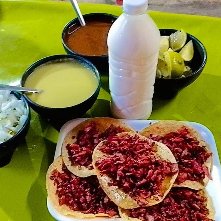 5 Tacos de Pastor + Agua del Día