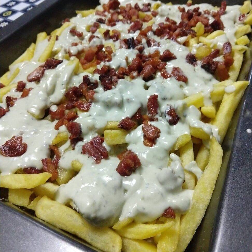 Para quem tem muita fome! Batata frita, frango desfiado temperado, calabresa, bacon, muçarela, cheddar,catupiry