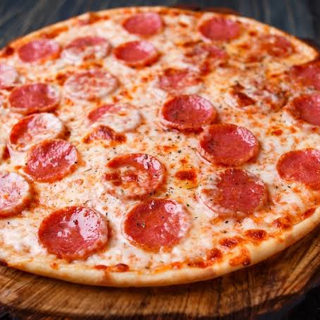 Pizza Peperoni con PEPSI 1.5