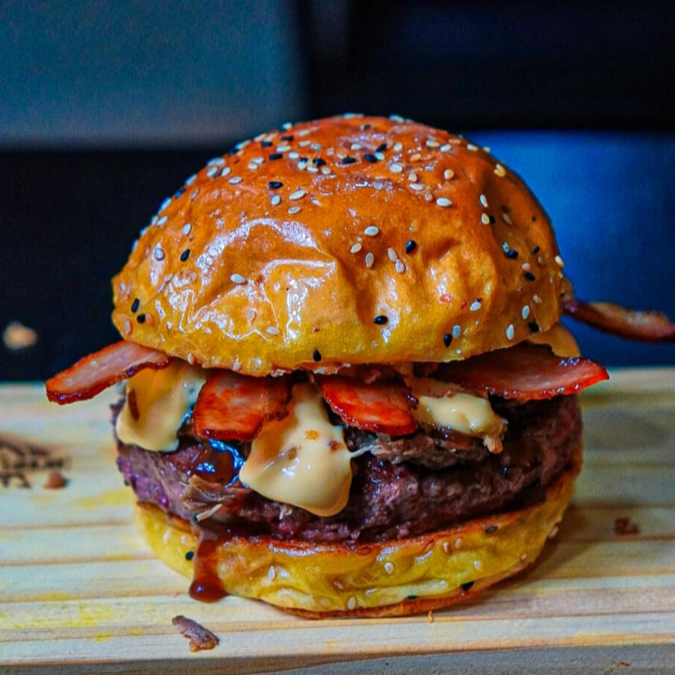 Pão Prime, Blend 160g, 2 fatias de Bacon, Costela acebolada, Molho Barbecue, cheddar cremoso, Cebola crispy.