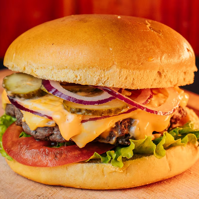 Black Salad Burguer feito com hambúrguer de 150g, queijo mussarela derretido, alface crocante, tomate fresco, cebola roxa, picles e molho especial, tudo no pão de brioche macio. Uma opção saborosa e refrescante!