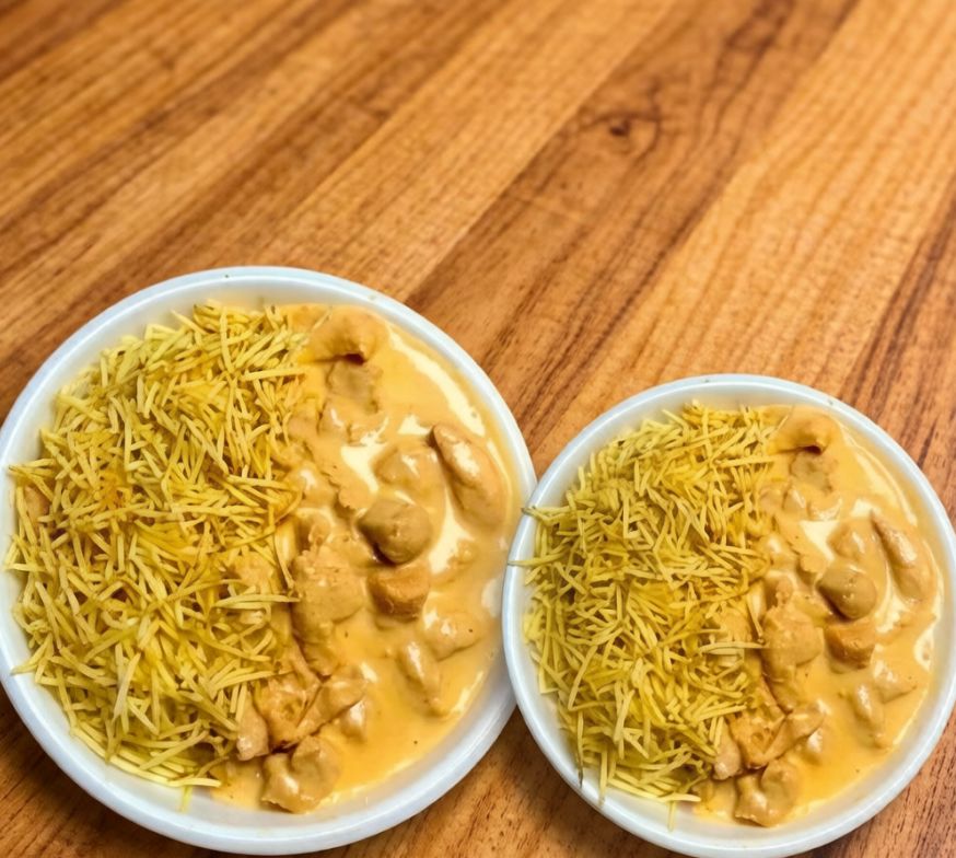 Strogonoff cremoso com arroz branco soltinho e batata palha crocante. Uma combinação clássica, feita com carinho, que entrega sabor e aconchego em cada garfada.