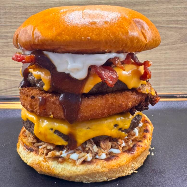 delicioso lanche especial chefão triplo burger , acompanha pão d ehamburguer , maionese grill , 2 hamburgueres de 100g cada , Cheddar fatiado , mussarela empanada , Bacon crocante , cebola crispim , Molho Barbecue