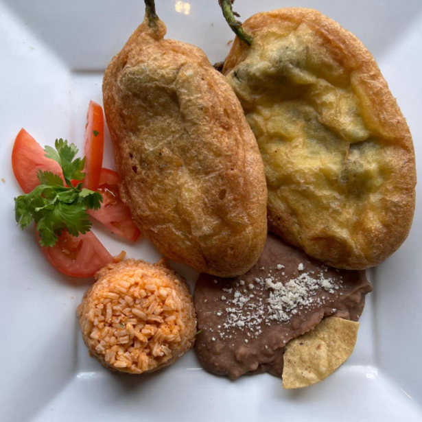 Combo Chiles Rellenos (2 Piezas) + Bebida