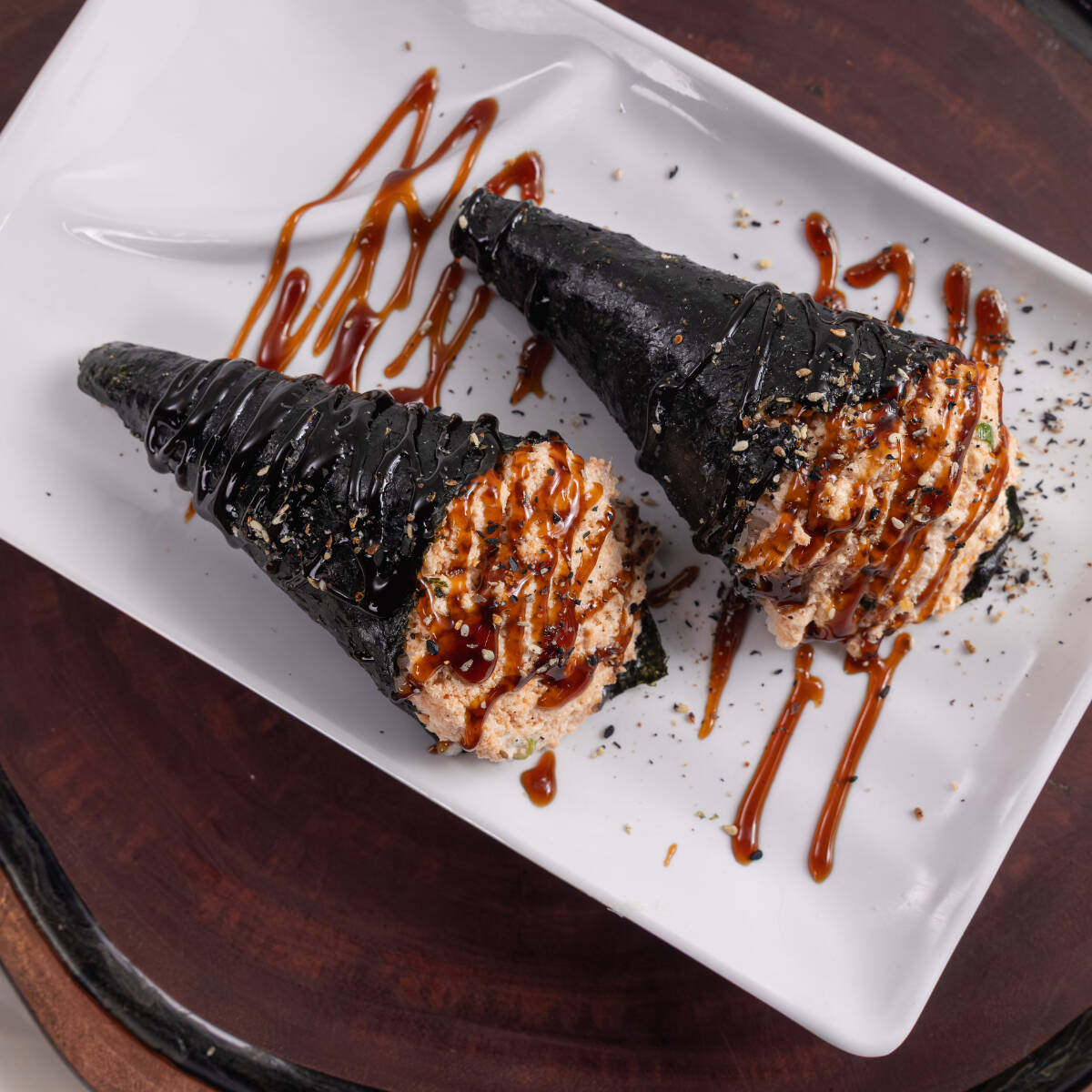 2 Temakis de Salmão Grelhado Temakis preparados com salmão grelhado, levemente marcado para realçar o sabor, servidos em temperatura ambiente, com arroz japonês temperado e alga crocante. Uma opção equilibrada, saborosa e clássica para quem aprecia comida japonesa de qualidade. 🍣