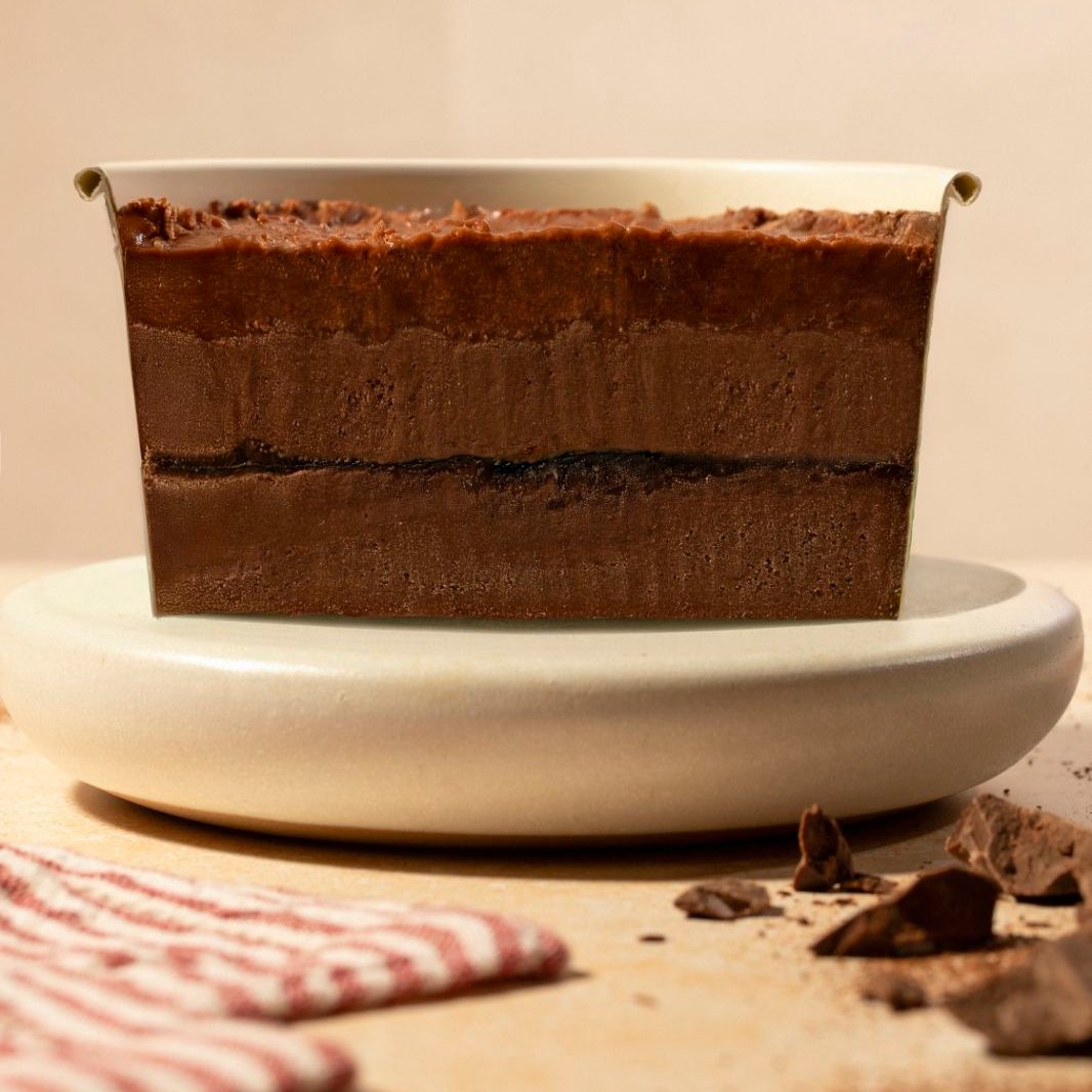 Sobremesa com camadas de gelato cioccolato belga, intercaladas com calda de chocolate intenso e coberta com calda de chocolate crocante. 1L