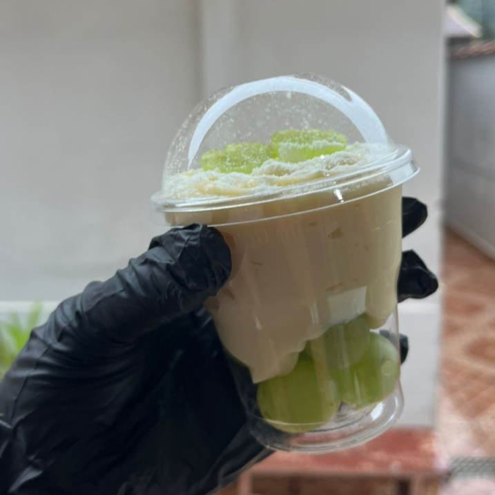 Copo de 150ml com ninho e uva verde.