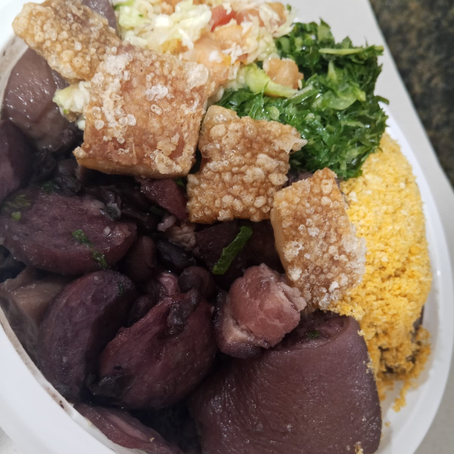 Arroz,feijoada,couve refogada,vinagrete e farofa.