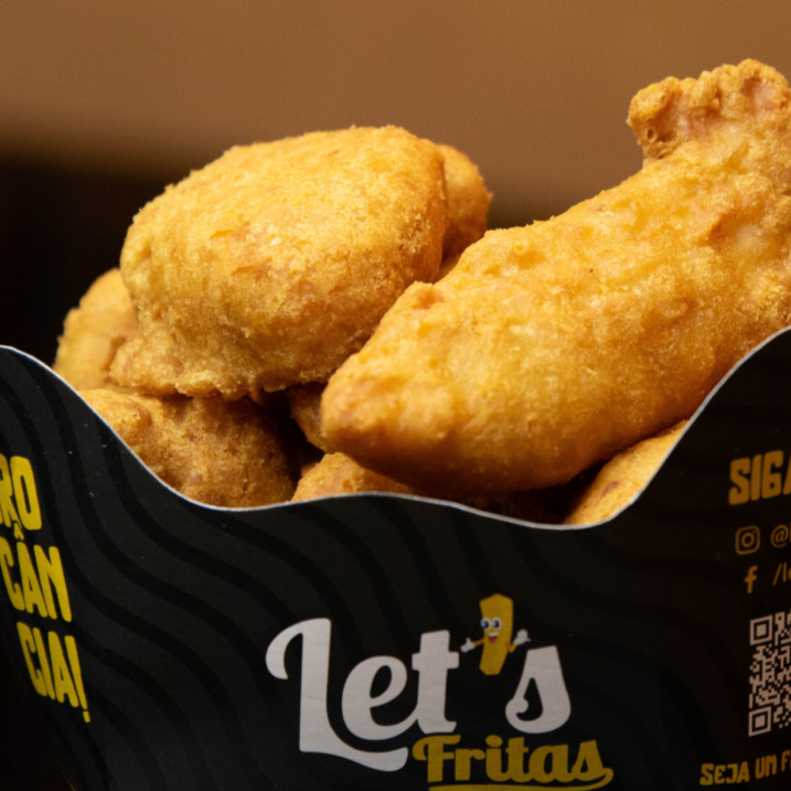 Iscas de frango (peito empanado) crocante + 1 molho de sua escolha