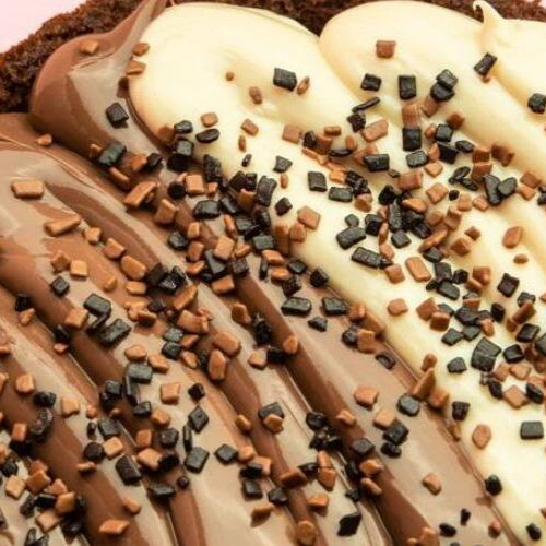 Massa chocolate com cobertura de Brigadeiro de leite Ninho cremoso, Brigadeiro ao leite cremoso. Nosso bolo é delicado e fofinho, feito com muito cuidado para manter sua maciez e sabor caseiro. Por ser um produto sensível, pode sofrer leves alterações durante o transporte. Não realizamos trocas em caso de movimentação no delivery.