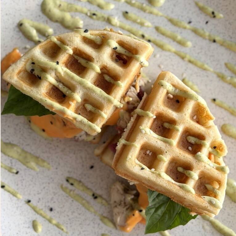 Sánduche de Pollo en Waffle