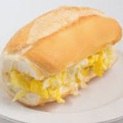 Aquele clássico delicioso com a combinação perfeita de pão francês com ovo.