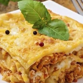 Deliciosa lasanha de frango , feita com ingredientes frescos e camadas generosas de molho caseiro e queijo derretido. Prática, saborosa e perfeita pra sua refeição