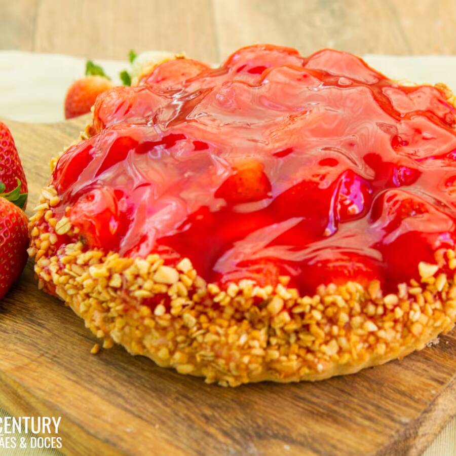 Uau! Olha essa Torta! Feita com base de massa amanteigada, recheio de creme de baunilha com morangos, cobertura de geleia de morango e decorado com castanhas de caju.
