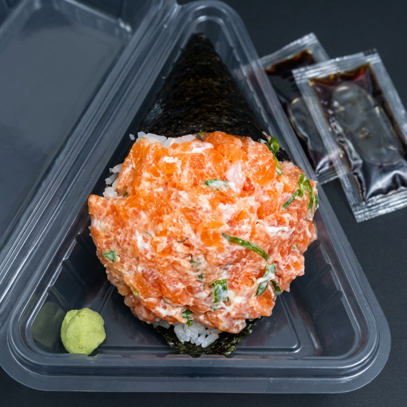 Alga arroz salmão cream cheese e cebolinha . Acompanha 2 sache shoyo