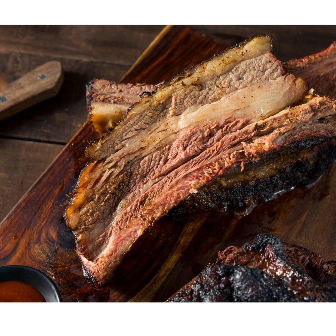 Costela assada, acompanhada de maionese de batata caseira cremosa e farofa crocante. Uma combinação clássica que agrada a todos. (*) Não fazemos alterações!