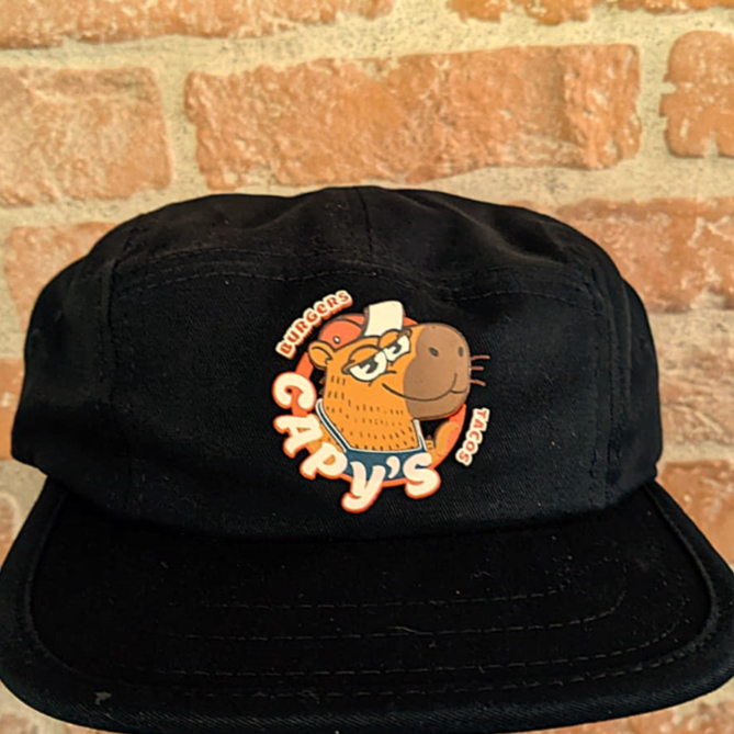 Quer ajudar o seu restaurante local favorito? o boné do Capy's é uma ótima maneira! Boné de altissima qualidade, logo em silk de alto relevo, com detalhes internos, começamos como Capy's Burgers & Tacos e esse boné é uma celebração e lembrança do nosso começo, edição limitada já que os próximos virão com o nosso novo logo.