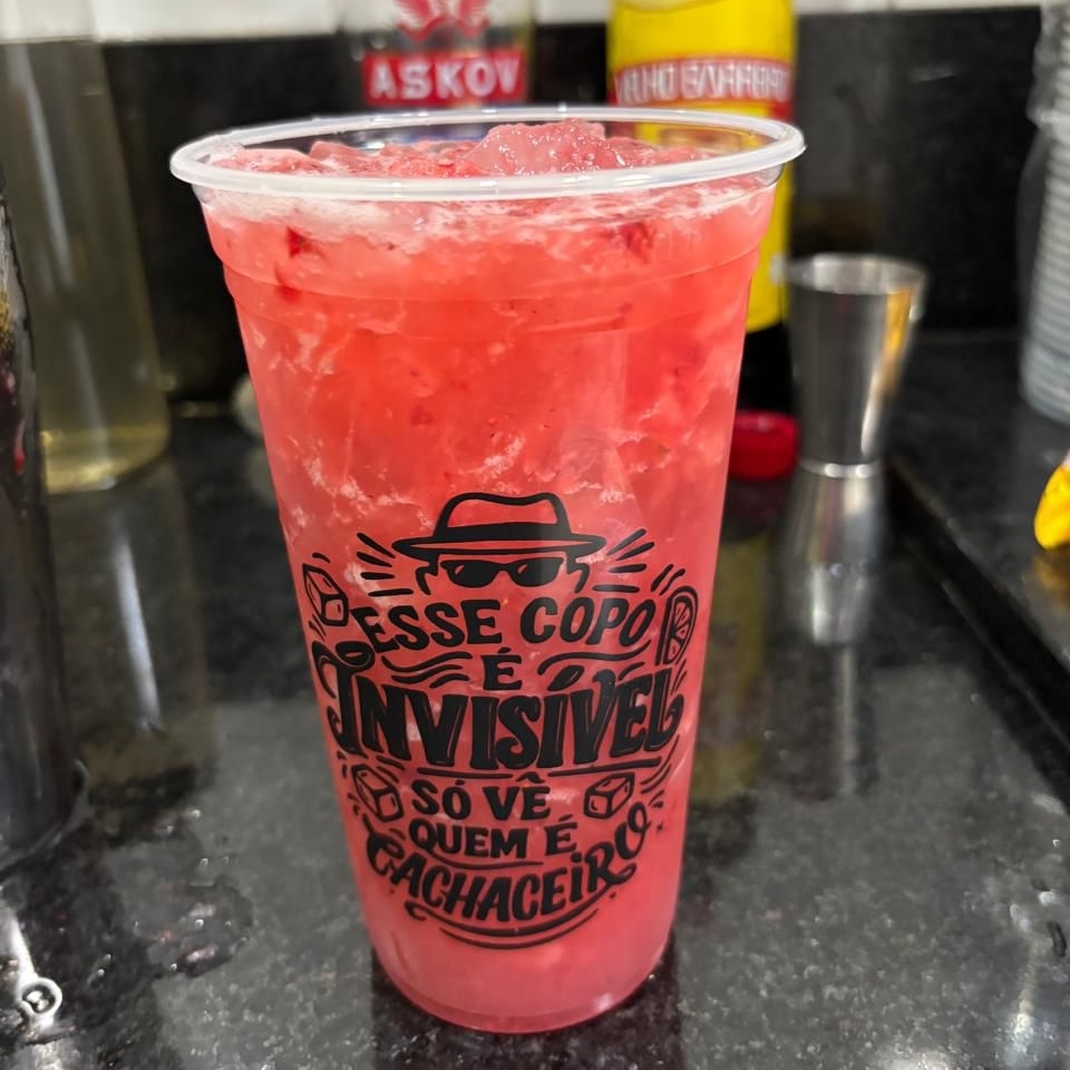 A 'Caipirinha Tradicional de Morango' é uma tentadora combinação de vodka ou cachaça, meticulosamente misturada com morangos frescos e suculentos. Este delicioso coquetel de 700ml, cativante e vibrante, é uma versão refrescante da clássica caipirinha, realçada pelo aroma e sabor inconfundíveis do morango. É a escolha perfeita para quem busca uma bebida doce, aromática e com um toque de ousadia. Delicie-se com cada gole e sinta o verdadeiro sabor do Brasil!