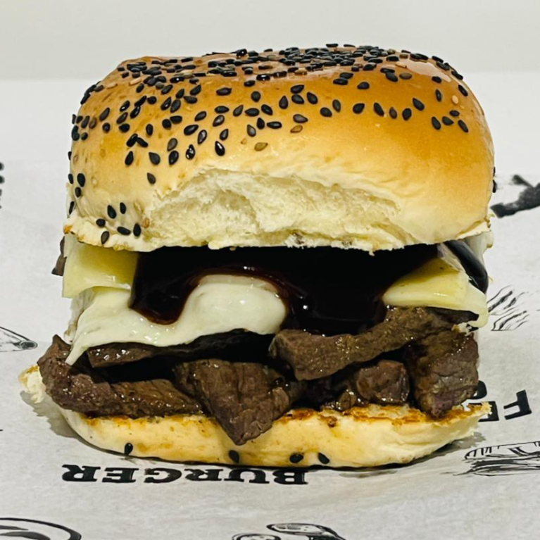 100 g de filé, 100 g de queijo coalho, fatias de bacon e molho especial.