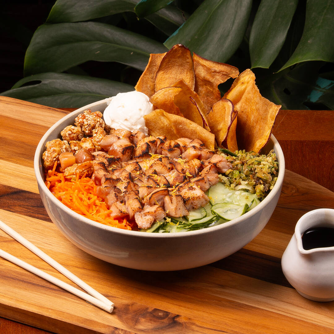 Uma combinação deliciosa de inspirações do bicampeão mundial de surfe, Filipe Toledo, com o toque do nosso chef Fernando Bohus. Salmão cru marinado por horas no autêntico molho havaiano, finalizado com maçarico para realçar sua textura e sabor. Acompanhado de shari, cenoura, sunomono, cream cheese, crisp de alho-poró, chips de batata-doce e castanha de caju caramelizada, finalizado com molho shoyu trufado. Não fazemos troca de itens nos pokes do chef.