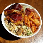 Feijão Tropeiro, Arroz Branco, Salada de Maionese, 01 Toscana e 01 Filé Suíno.