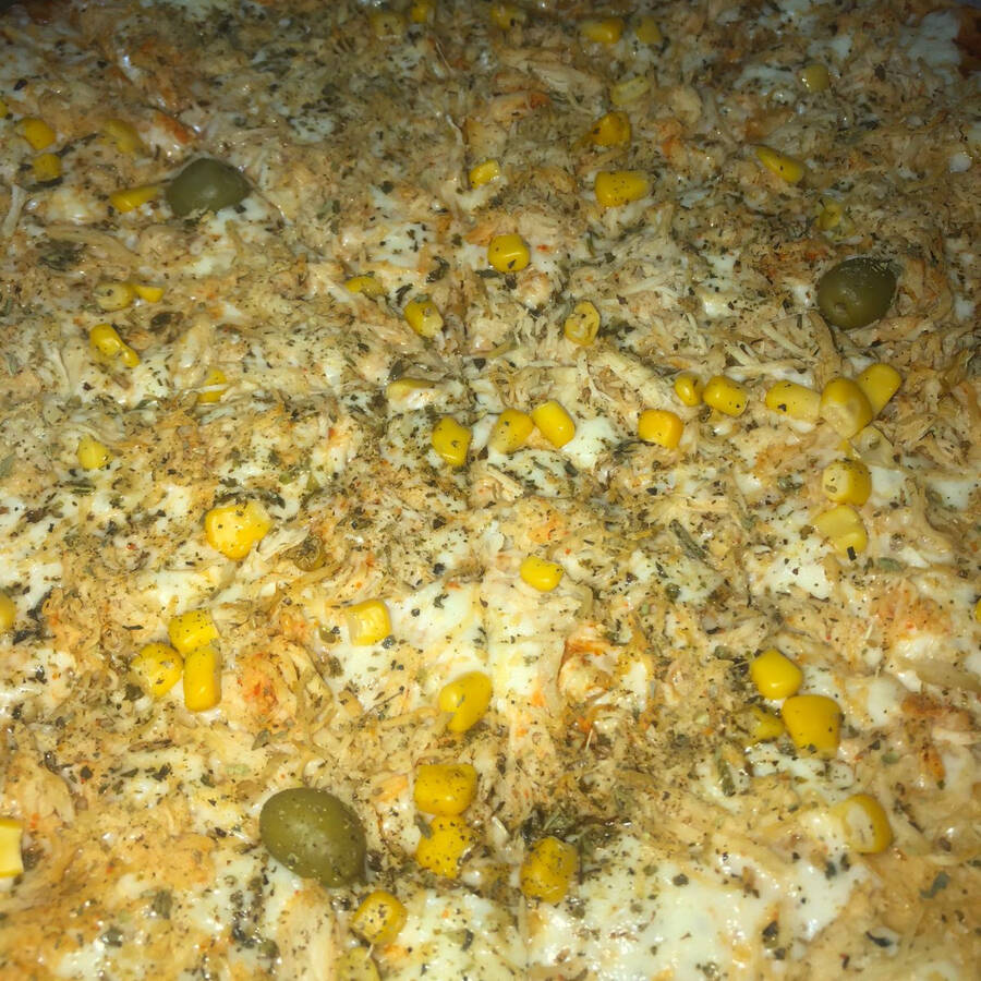 massa artesanal, molho de tomate, queijo mussarela,frango, milho e orégano.