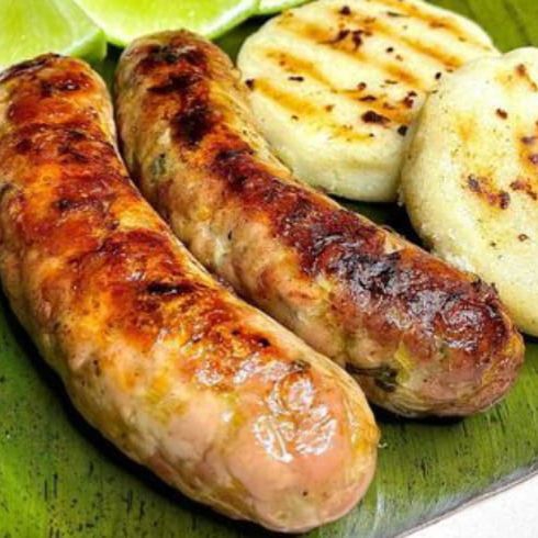 Ricas Arepas Asadas+ Chorizo+ Jugo