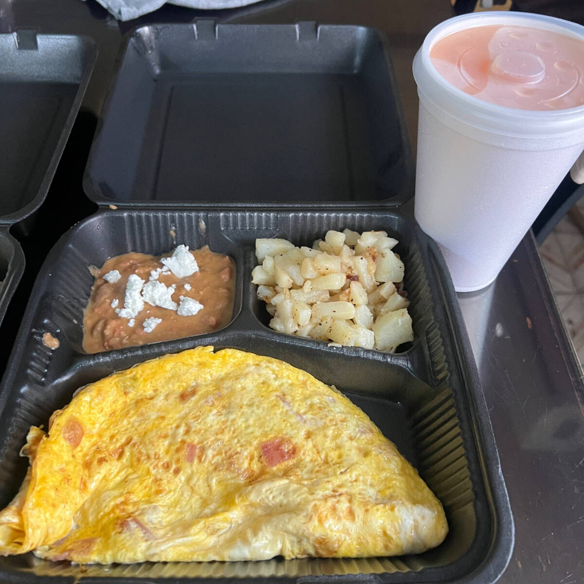 Omelette mas Bebida