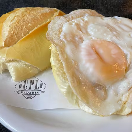 Ovo frito na manteiga, no pão bem tostado e macio. Uma combinação clássica, com cara de lanche de mãe e gosto de comida de verdade. Ideal pra matar a fome com conforto e praticidade. Serve 1 pessoa.