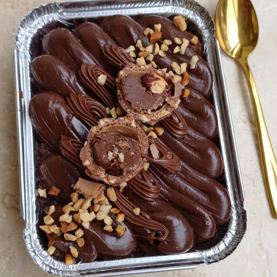 Brownie, nutella, cobertura de chocolate com amendoim e bombom ferrero