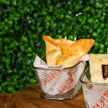 Esfiha de massa artesanal com recheio de frango desfiado e requeijão.