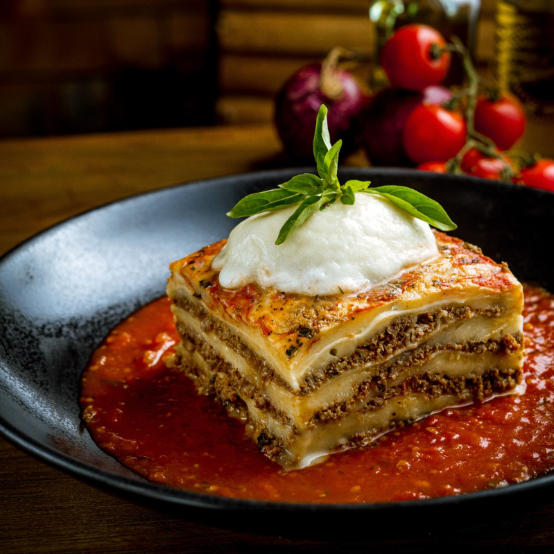 Lasanha bolognesa gratinada com mozzarella de búfala