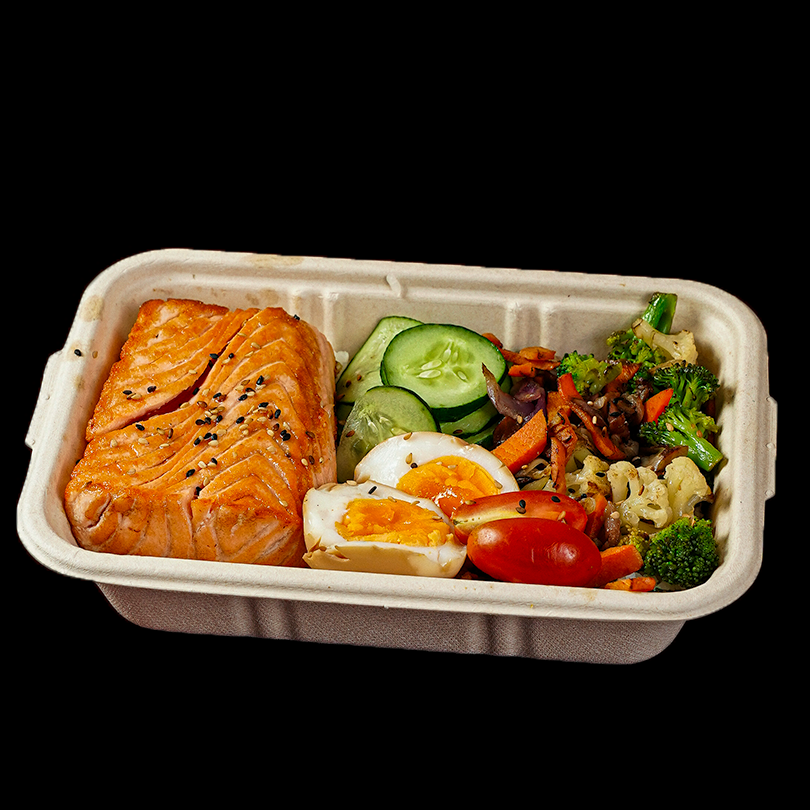 Uma combinação equilibrada e cheia de umami da culinária japonesa. Gohan quentinho finalizado com furikake (tempero japonês à base de gergelim e algas que traz sabor e crocância), salmão grelhado, pepino fresco, ovo marinado com gema mole e legumes no vapor — brócolis, couve e repolho roxo — finalizados com cebolinha. ‼️Obs: **Não realizamos troca de nenhum ingrediente do Bentō Salmão Grelhado.