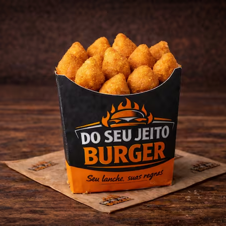 Porção de mini coxinhas recheadas com frango desfiado, crocantes por fora e macias por dentro. (Imagem ilustrativa)