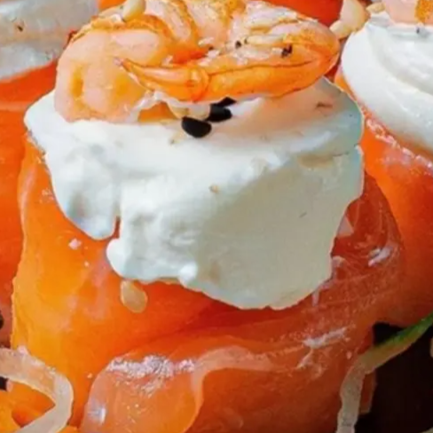 Arroz envolto na lâmina de salmão, cream chesse e camarão natural