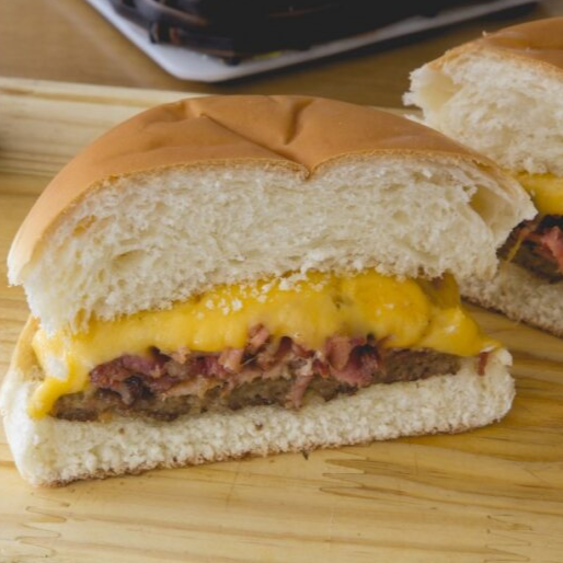Pão macio, hambúrguer suculento, queijo prato derretido e fatias de bacon crocante que elevam o sabor.