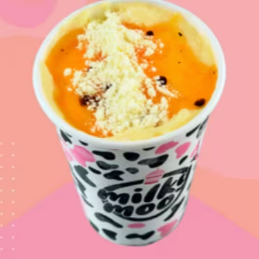 Milkshake feito com sorvete de baunilha, batido calda de maracujá e borda de brigadeiro de leite em pó. Calda de maracujá e leite em pó no topo. #doces #sobremesas #maracuja #fruta