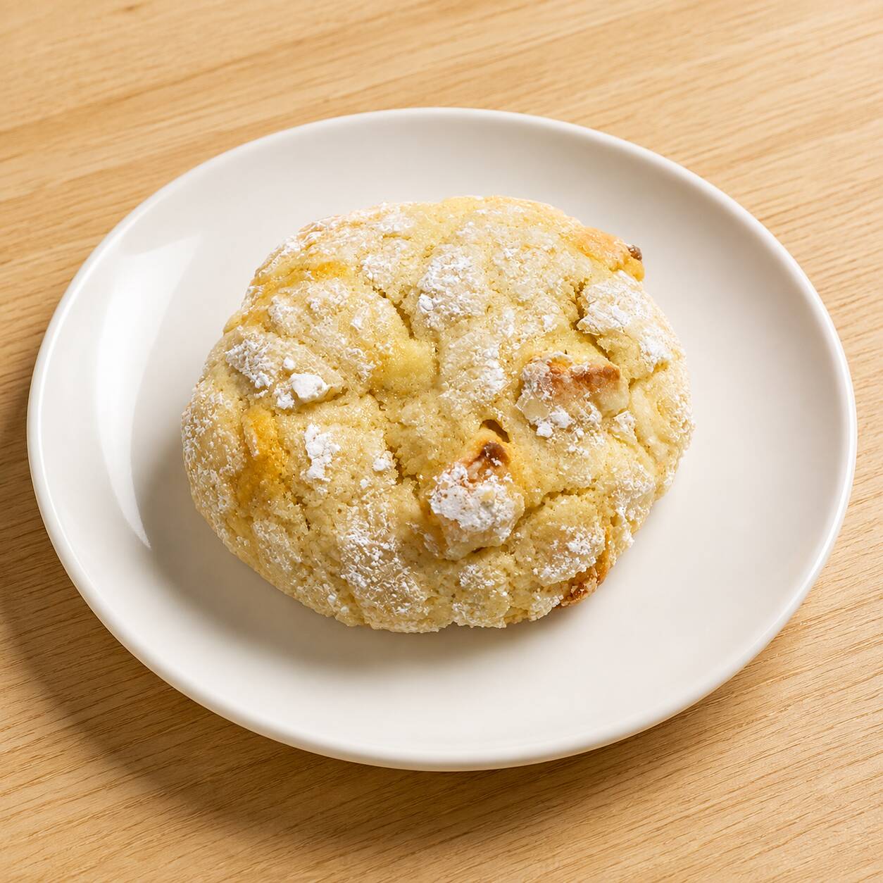 Cookie craquelado de chocolate branco e limão siciliano. Casquinha delicadamente crocante por fora, interior macio e um contraste irresistível entre a doçura do chocolate branco e o frescor vibrante do limão. Aproximadamente 60gr.