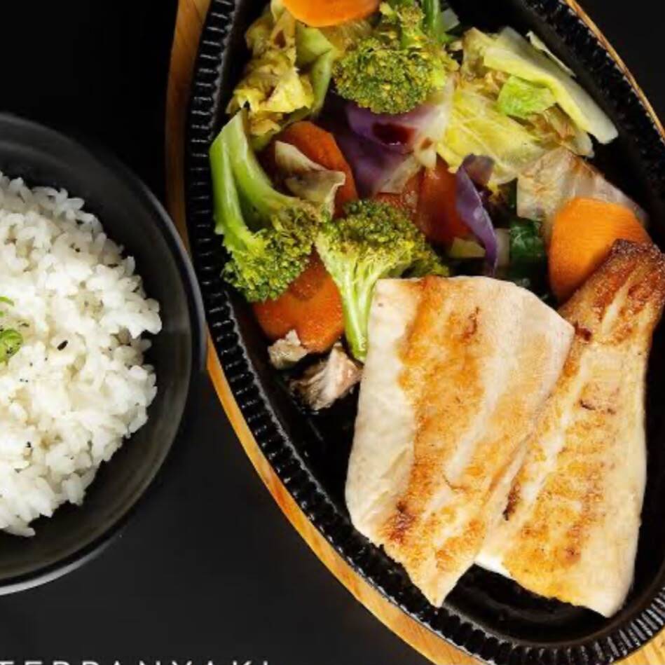 Tilapia grelhada, legumes refogados e Goham