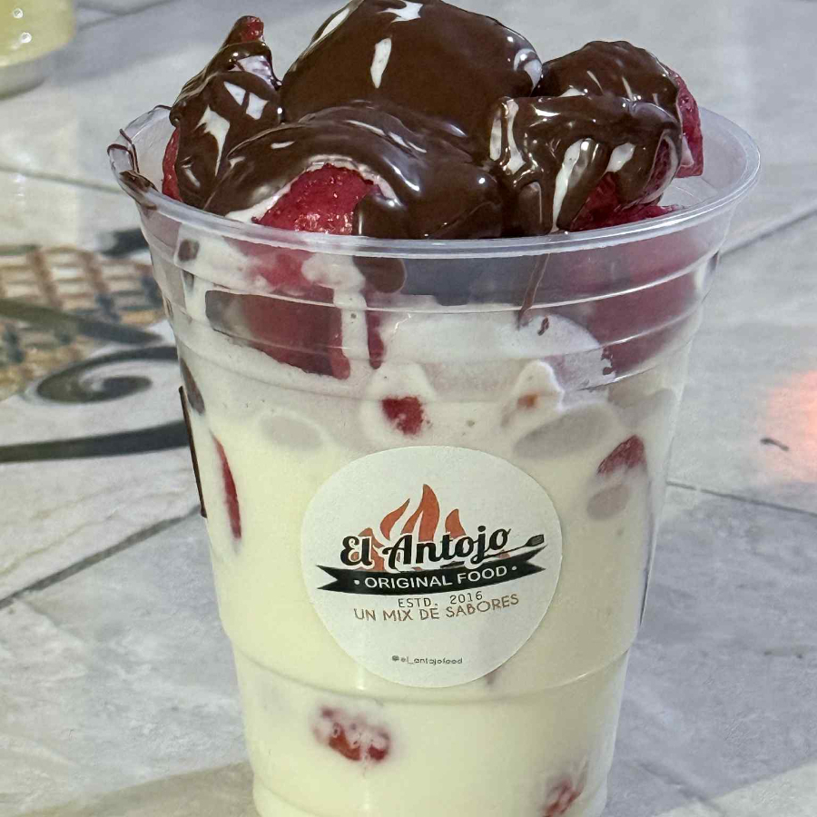 FRESAS CON CHOCOLATE Y CREMA