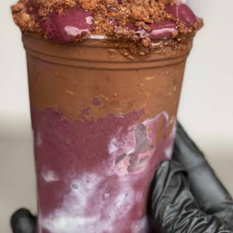 Açaí 700ml, leite condensado, chocoballs, creme de avelã e ovomaltine.
Obs.: nessa versão NÃO vai morango.