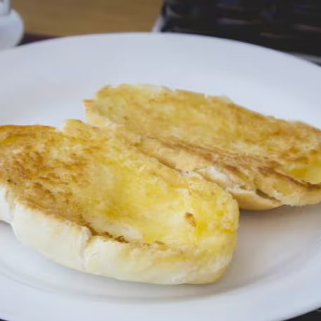 Pão francês fresquinho, dourado na chapa com manteiga até ficar crocante por fora e macio por dentro.