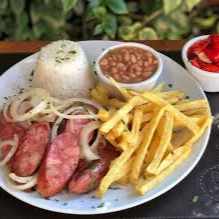 Calabresa Acebolada – linguiça calabresa fatiada e dourada com cebola, servida com arroz soltinho e feijão caseiro. (Acompanha batata frita e salada).