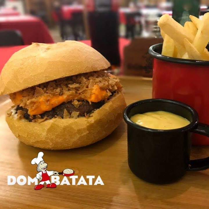 Pão, hambúrger, tomate, champignon chapeado, bacon, maionese de bacon e provolone