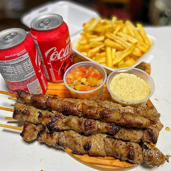 4 espetinhos + molho vinagrete+ farofa especial + fritas + 2 coca cola em lata.
