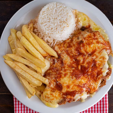 Frango Empanado com Molho de Tomate e Queijo Derretido, Arroz Soltinho, Feijão de Caldo, Batata Frita Crocante e Salada Fresca do Dia.