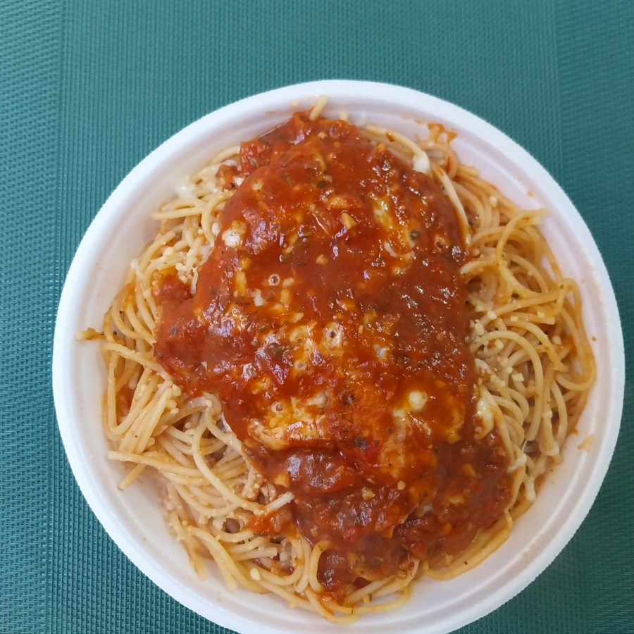 Marmita com delicioso filé de frango parmegiana (empanado coberto com molho e queijo) acompanhado de macarrão espaguete ao molho. Marmita indicada para 01 pessoa aproximadamente 500g