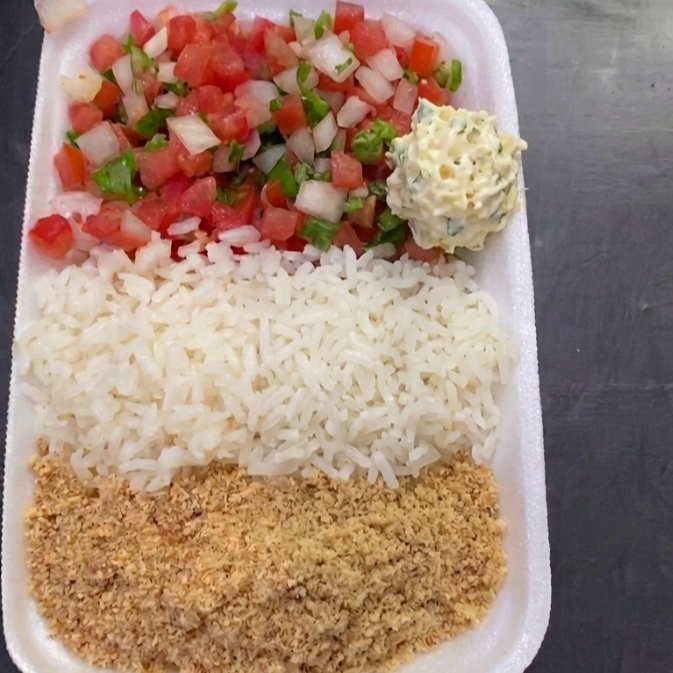 Marmita completa com arroz , batatonese com bacon, farofa de calabresa, molho a campanha, com direito a escolha do sabor de 1 espeto ( EXCETO CARNE )