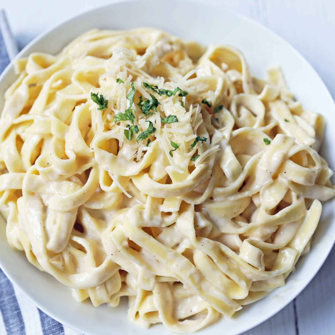 Massa al dente, envolvido ao molho branco, mussarela, parmesão e gorgonzola.