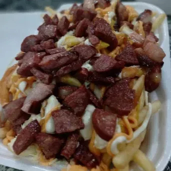 500gr de batata fritas com mostarda catchup e maionese +cheddar bacon e calabresa.